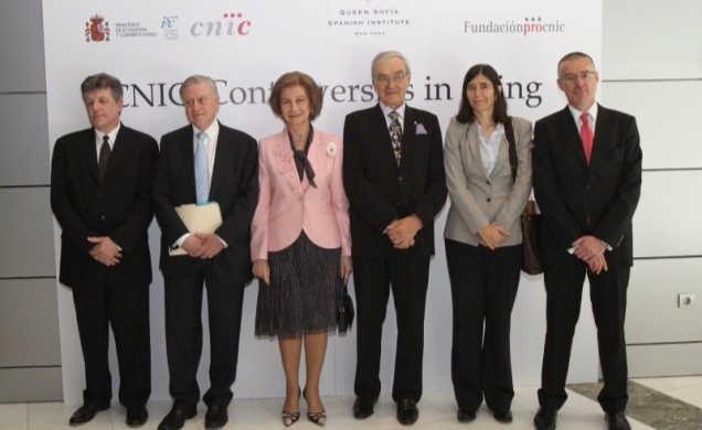Doña Sofía junto al director general del CNIC, Dr. Valentín Fuster y los ponentes el Dr. Samuel E. Gandy, la Dra. María Blasco, el Dr. Vladimir Hachin